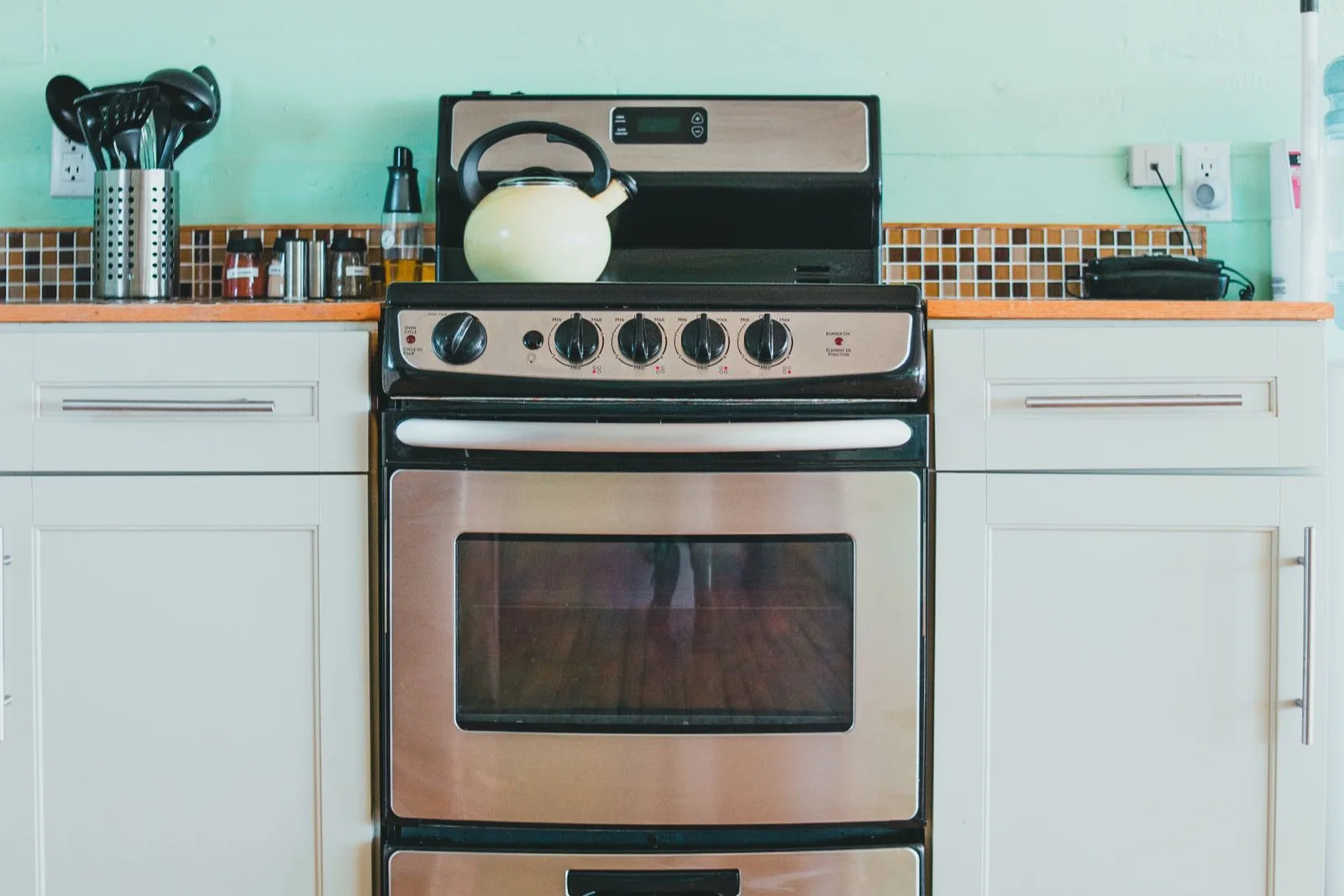 Range installation near you: stainless steel freestanding range and oven in a home kitchen